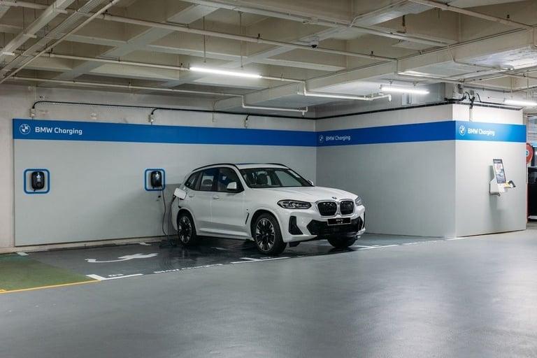 山頂廣場 BMW 森那美中速充電站
